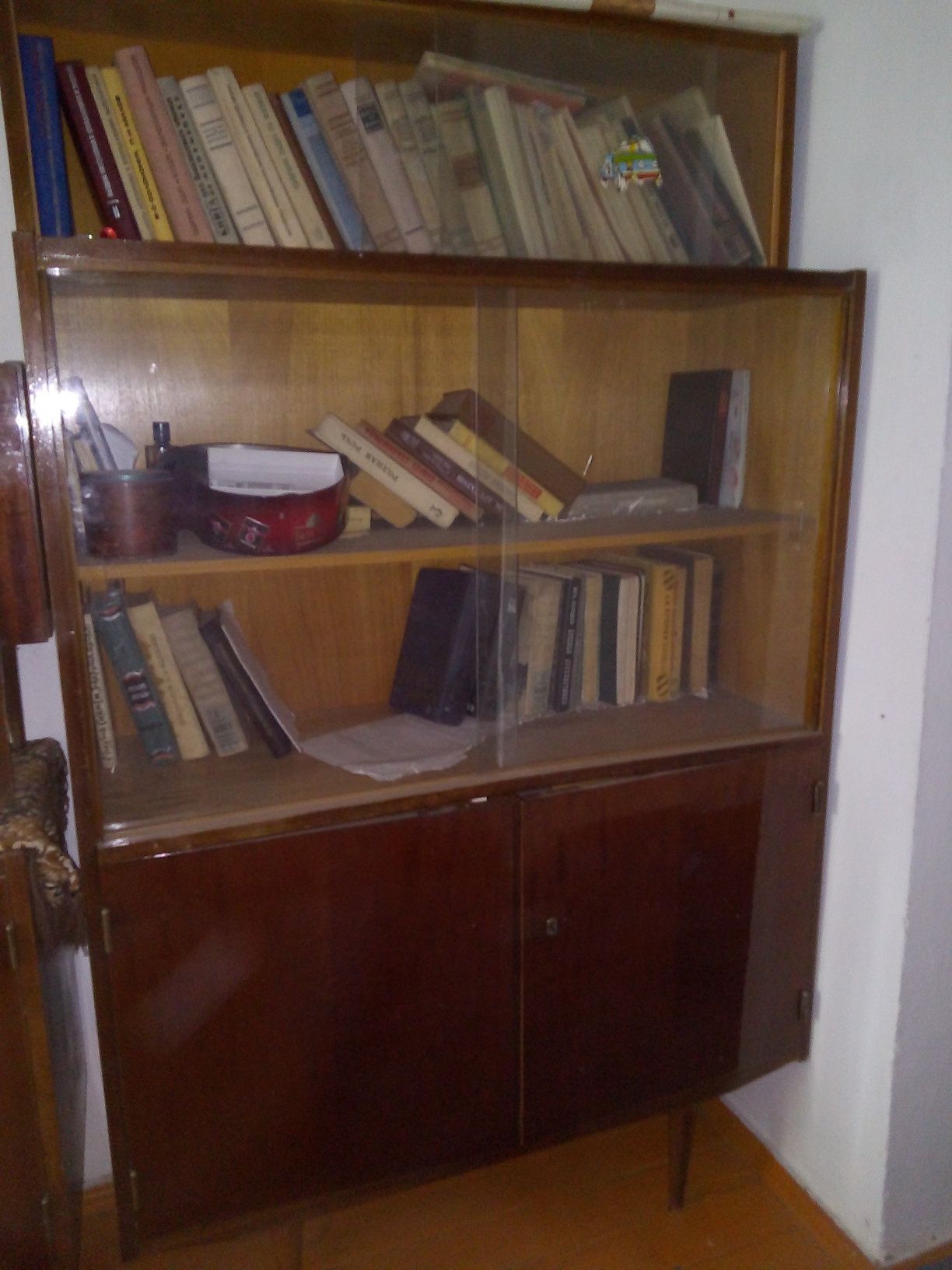 Продам разные шкафчики и книжные полки