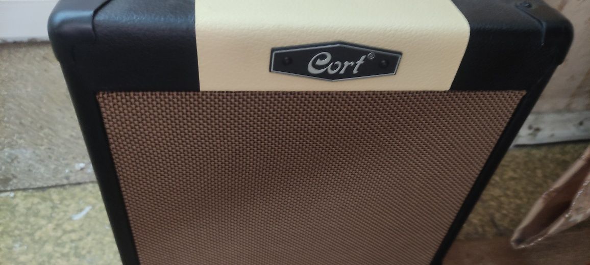 Продам гитарный комбо уселитель cort