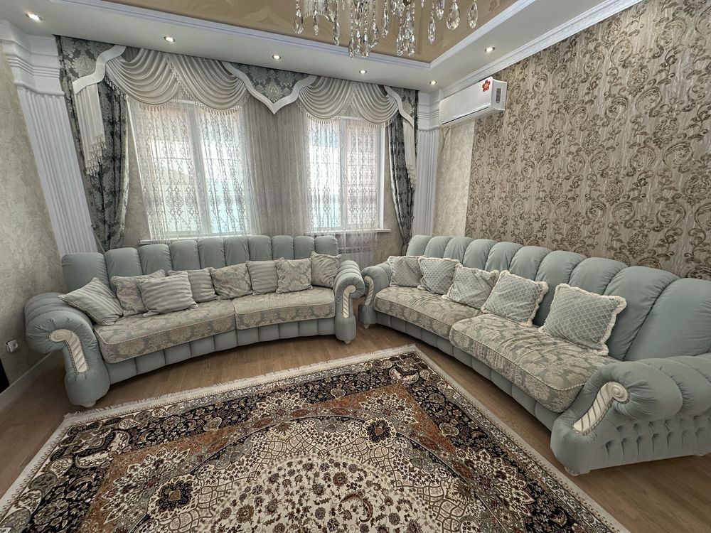 Роскошный диван для зала