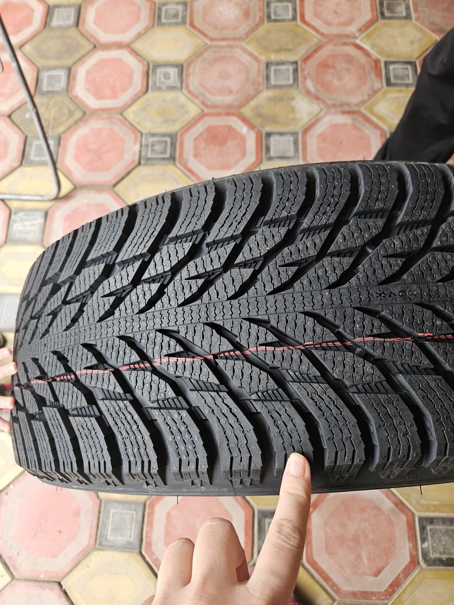 Новая, зимняя резина Nokian R18.  Новая  245/60 r18