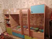 Продам детскую двухъярусную кровать с матрасом