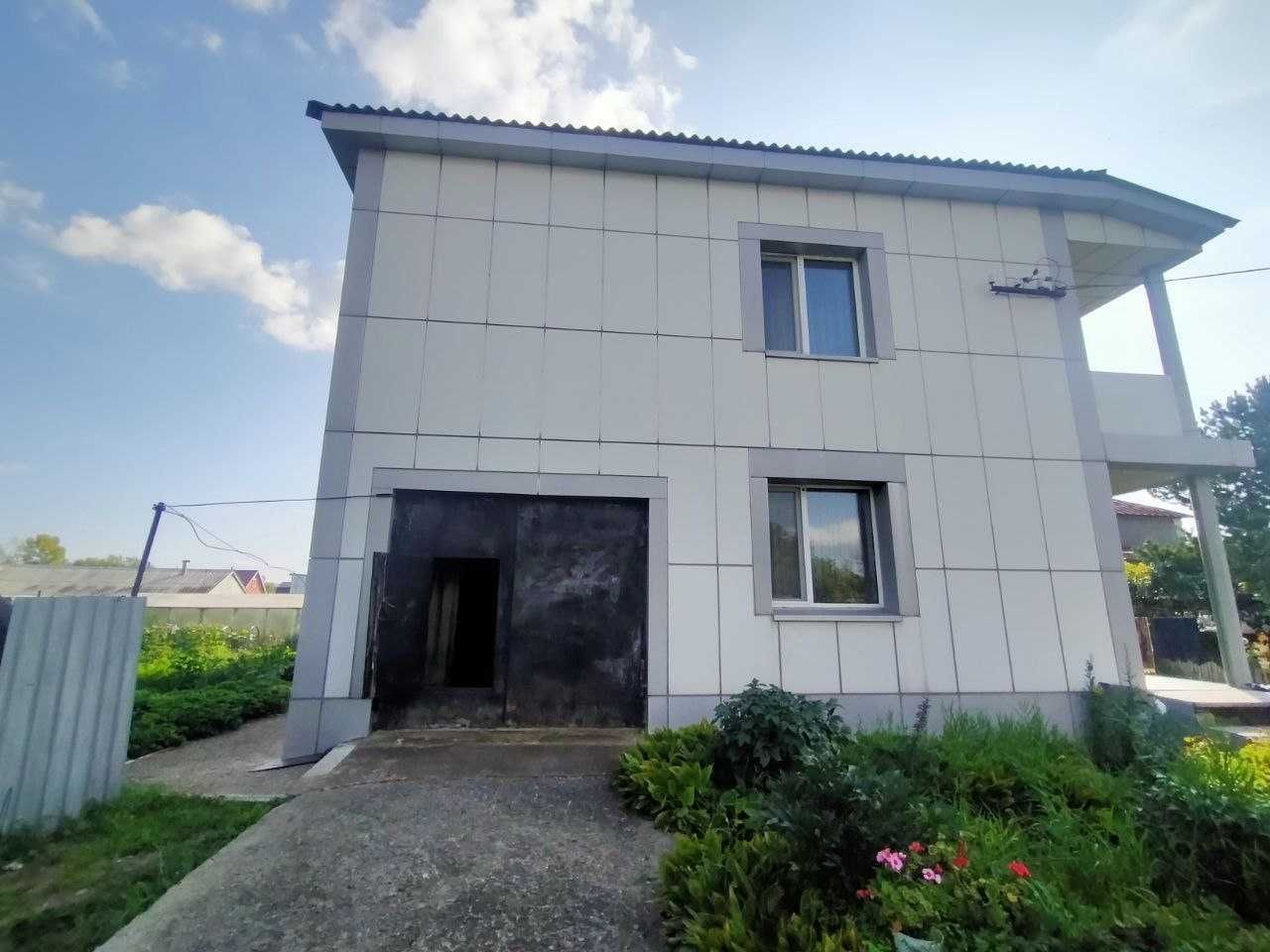 Продажа двухэтажного дома центральными коммуникациями.