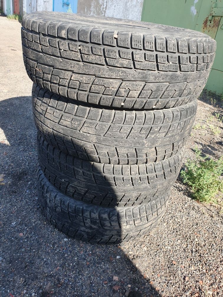 Шины 215/65/16 продаю