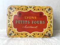 Винтажная жестяная банка  50-х годов Lyons Petits Fours  Англия