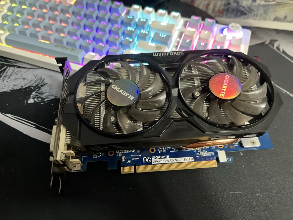 Продаю срочно в хорошем состоянии видеокарту GTX660