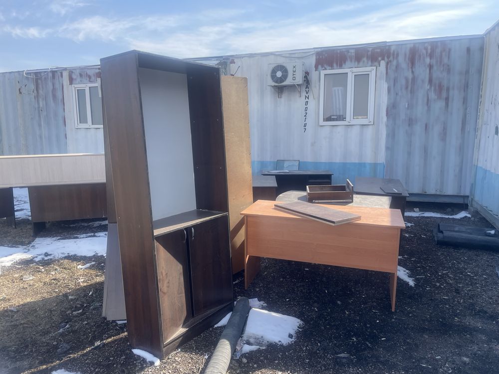 офисные мебели , стулья, столы шкафы.