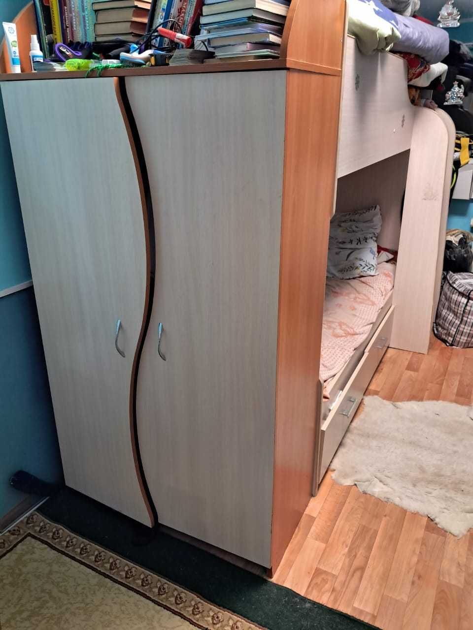 Продам двухярусную детскую кровать с шкафом