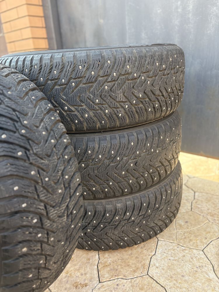 Продам 235 55 R19 зимние шипованные