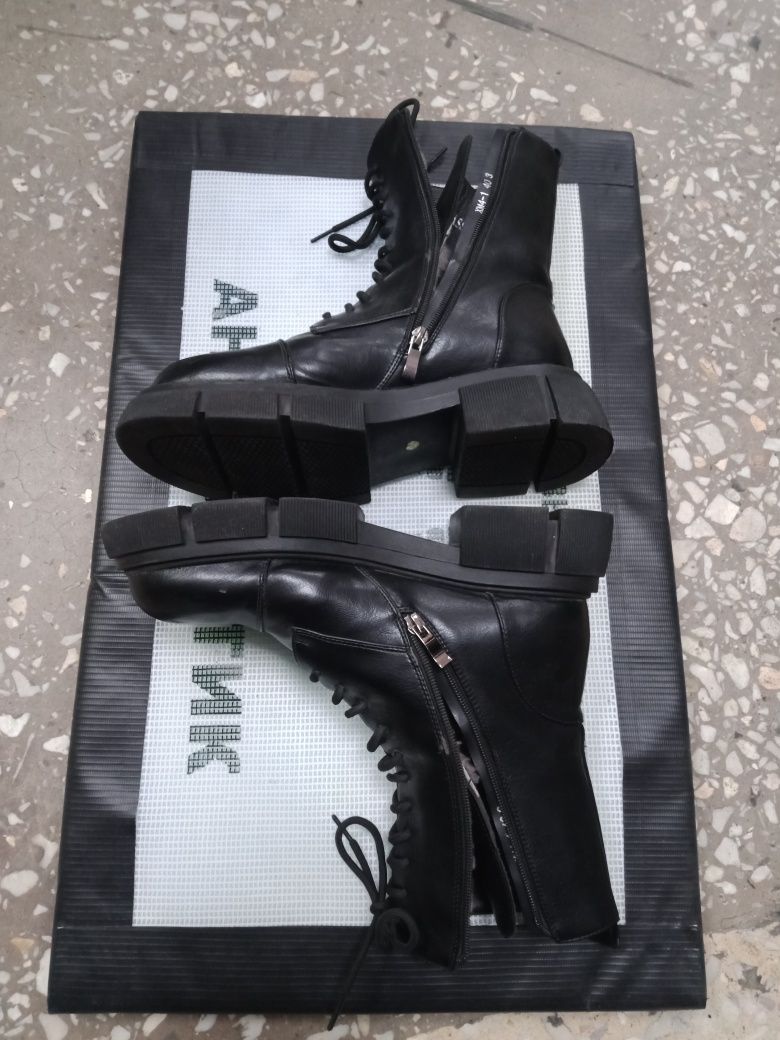 Продам зимние ботинки женские