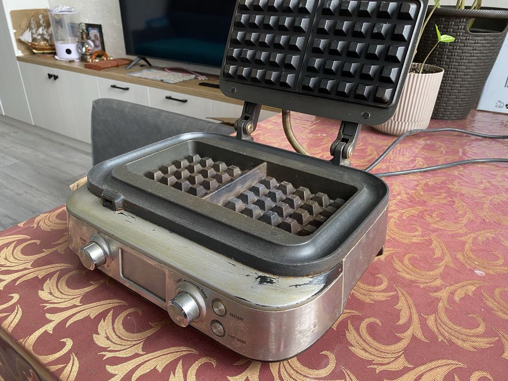 Вафельница BORK G700