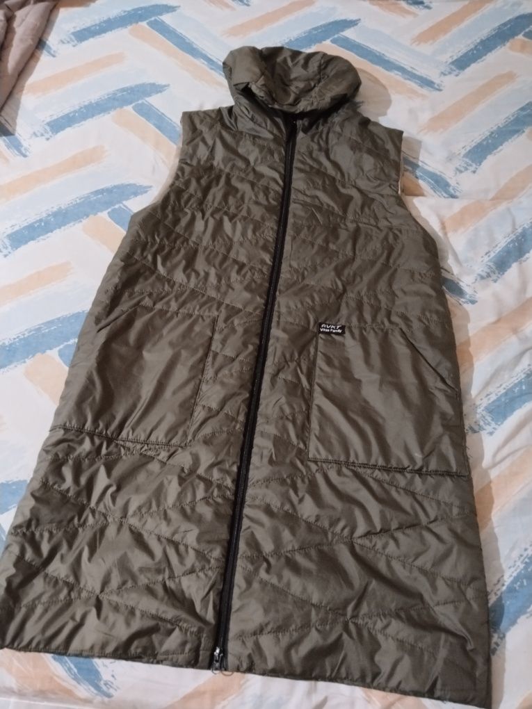 Жилетки две продам