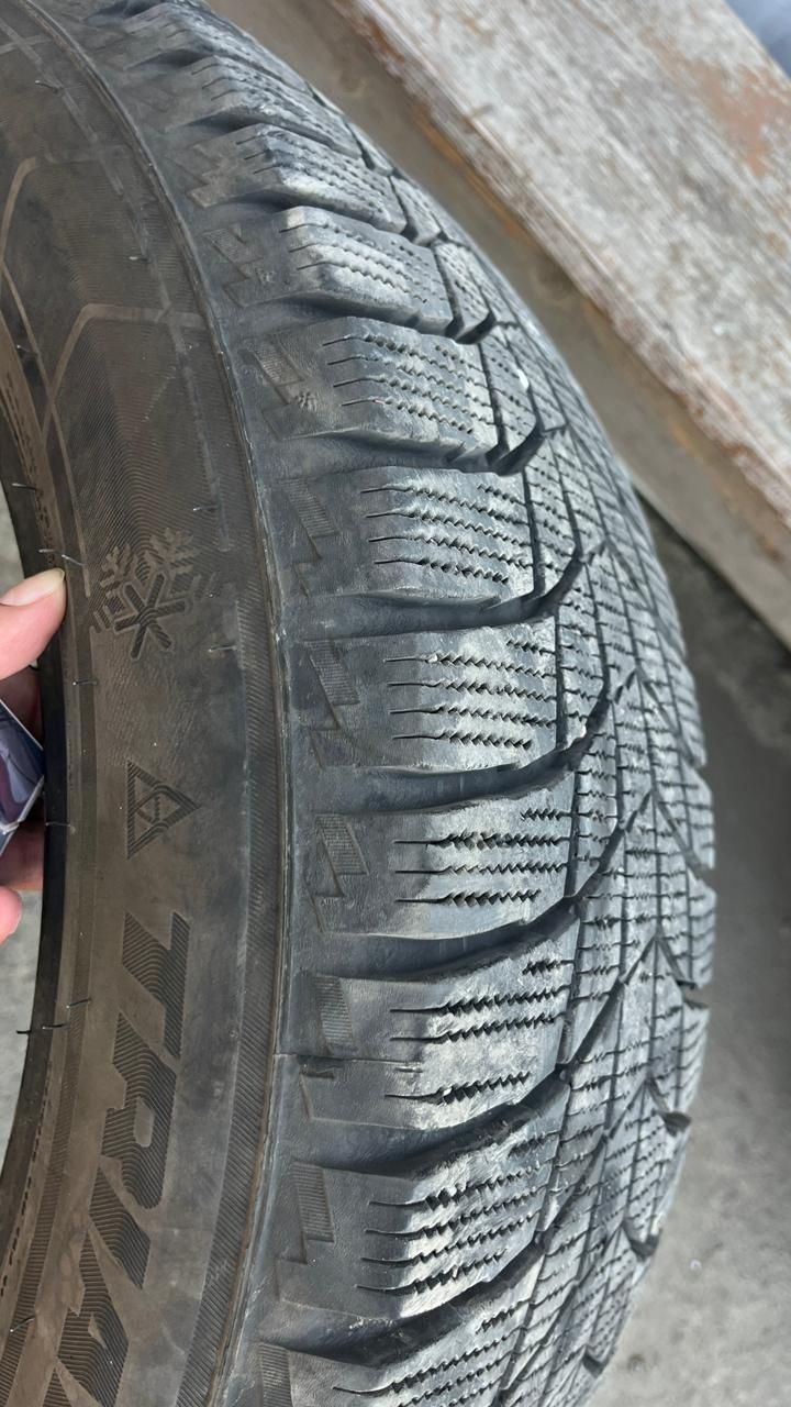 Комплект резины 225/65/R18 отличное состояние