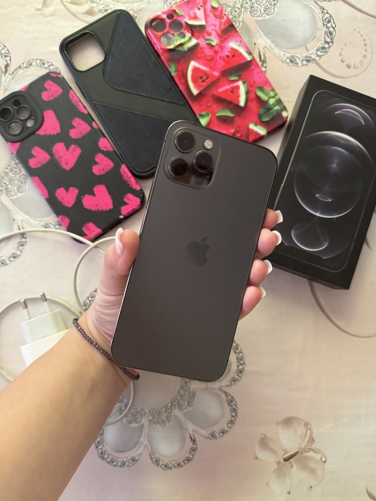 В отличном состоянии Айфон 12 pro