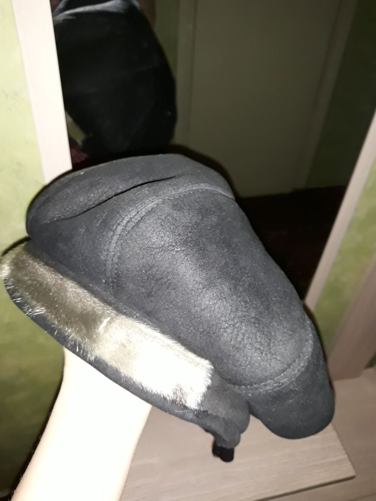 Женский берет с меховой каймой продам