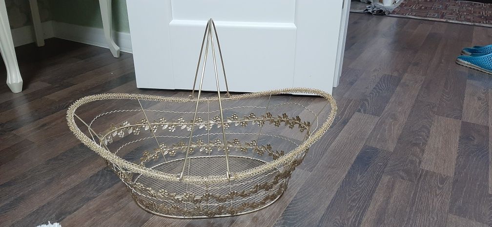 Металлическая плетенная корзина