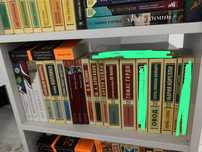 продаются книги.