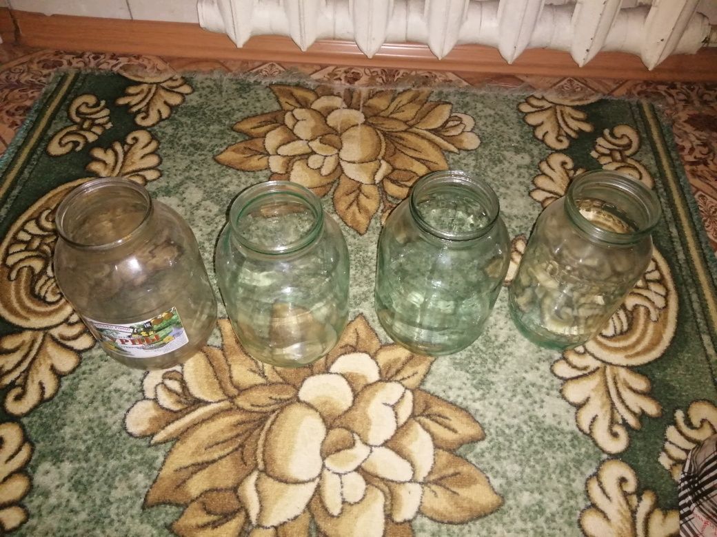 Продам  банки 0,3  и 2 литр
