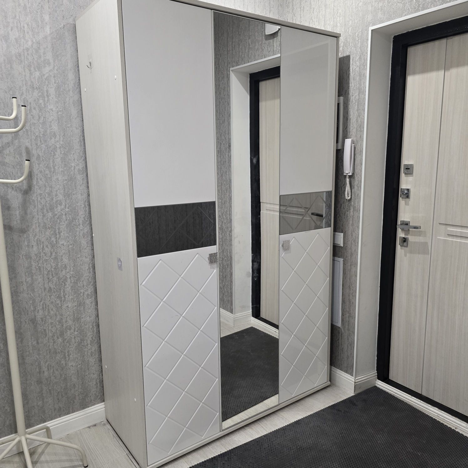 Продам шкаф для спальни и прихожей