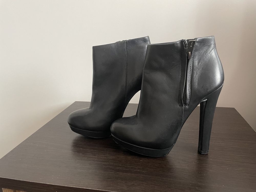 Кожаные ботильоны Zara