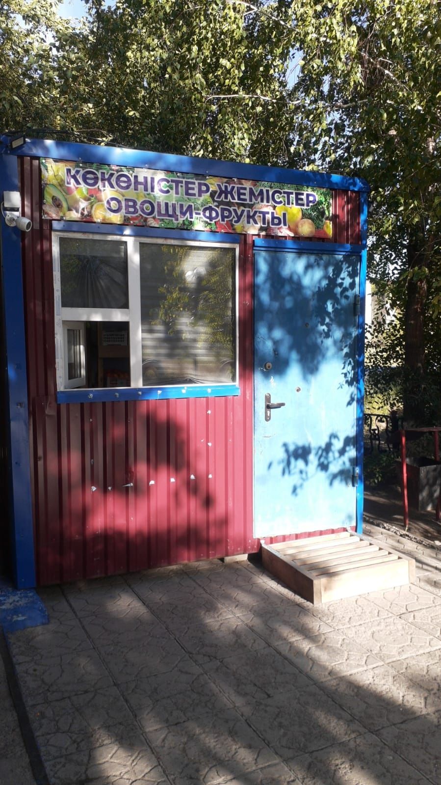 Продаётся киоск овощной с мебелью полочками  кондиционер  крыша новая