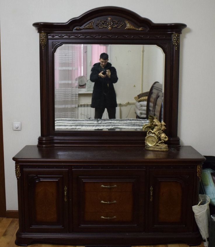 Продаю комплект: спальная кровать с тумбочкой, зеркальный стол и шкаф.
