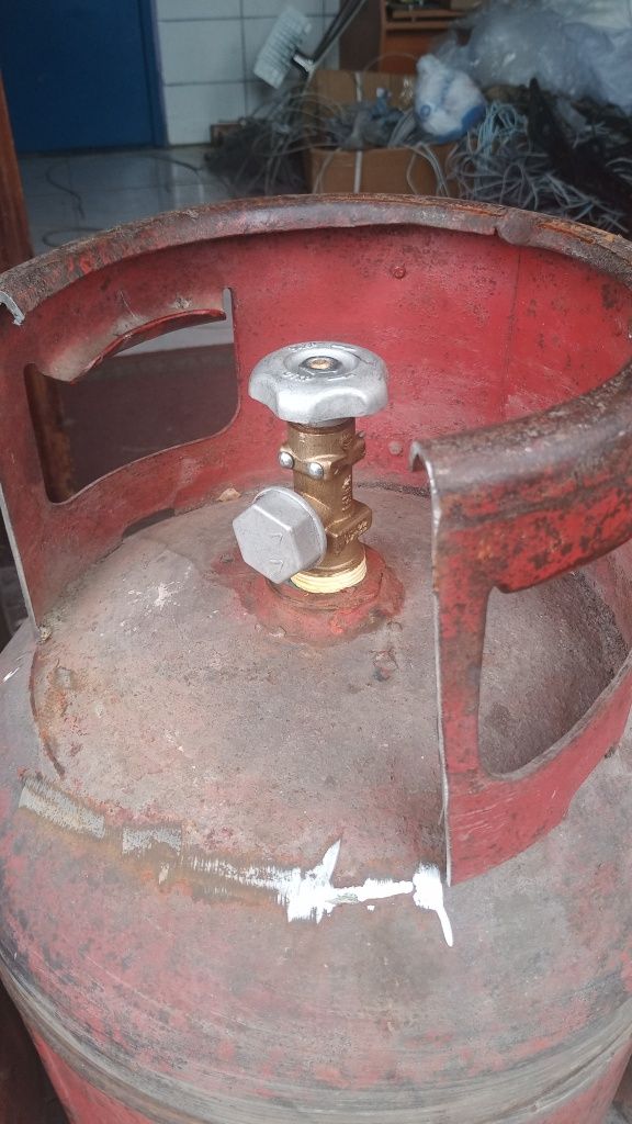 газовый баллон с вентилем, краником