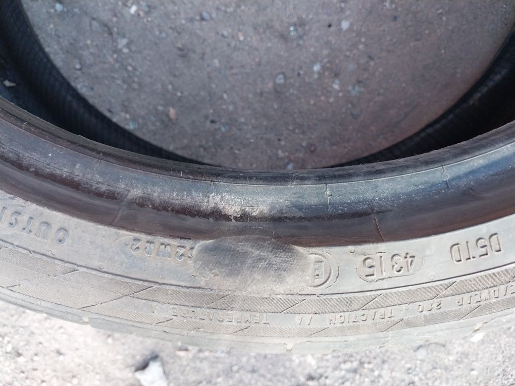2 шины 225 40 R18. На одной боковая латка.