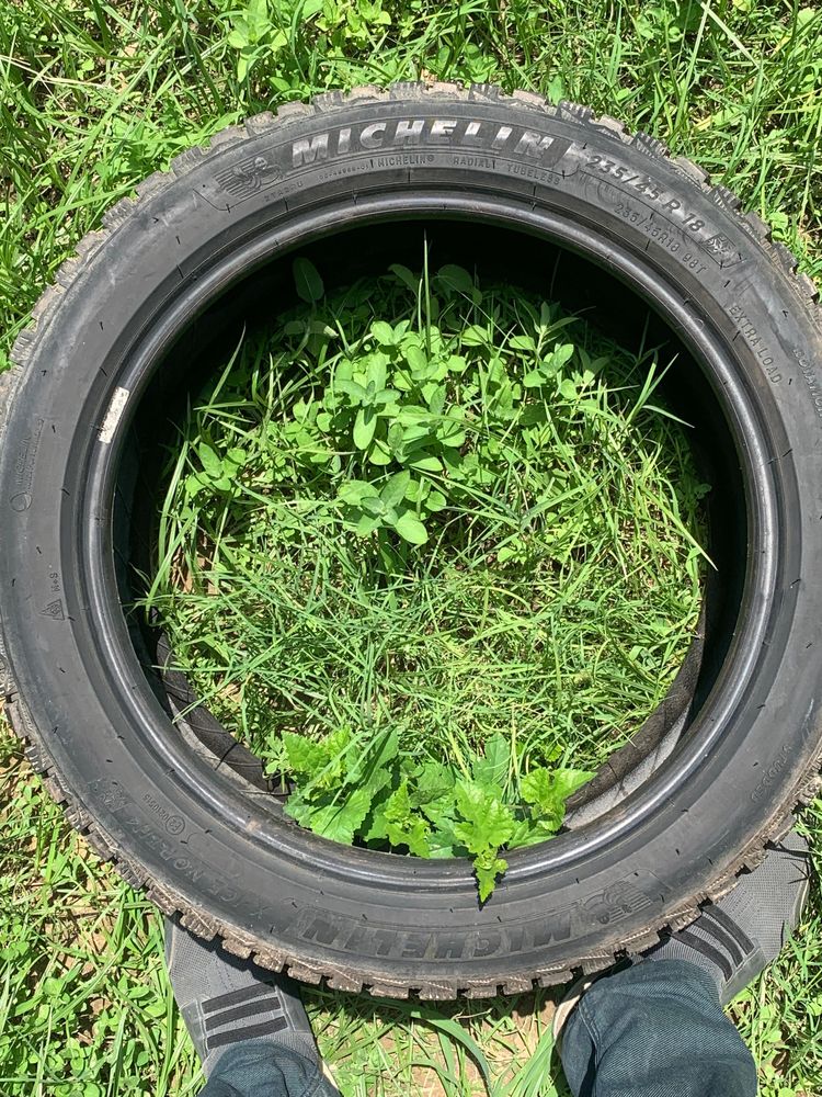 R18 MICHELIN 235 / 45