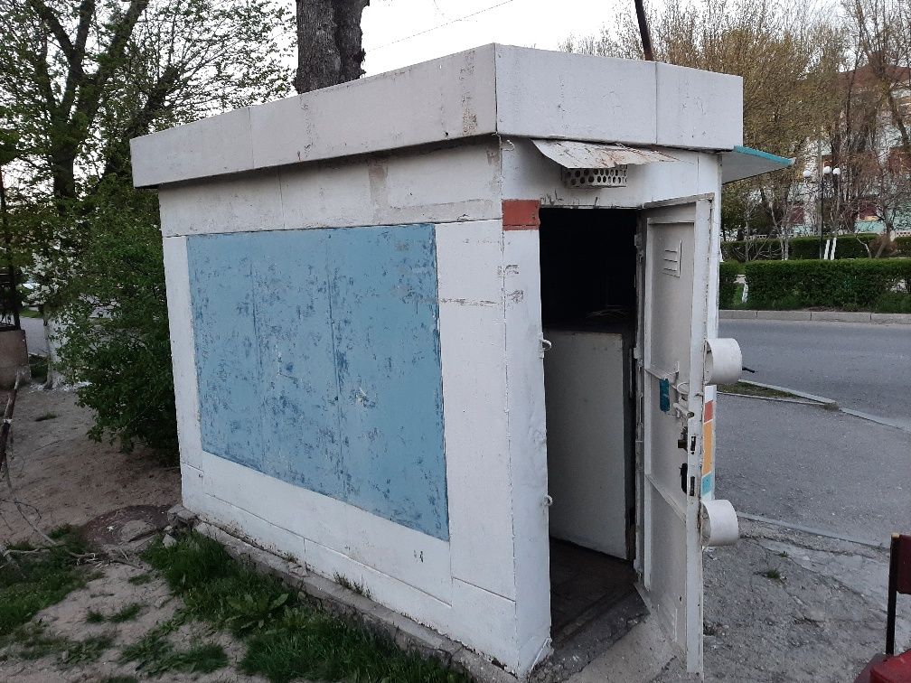 Продаётся бутка и аппарат для напиток.