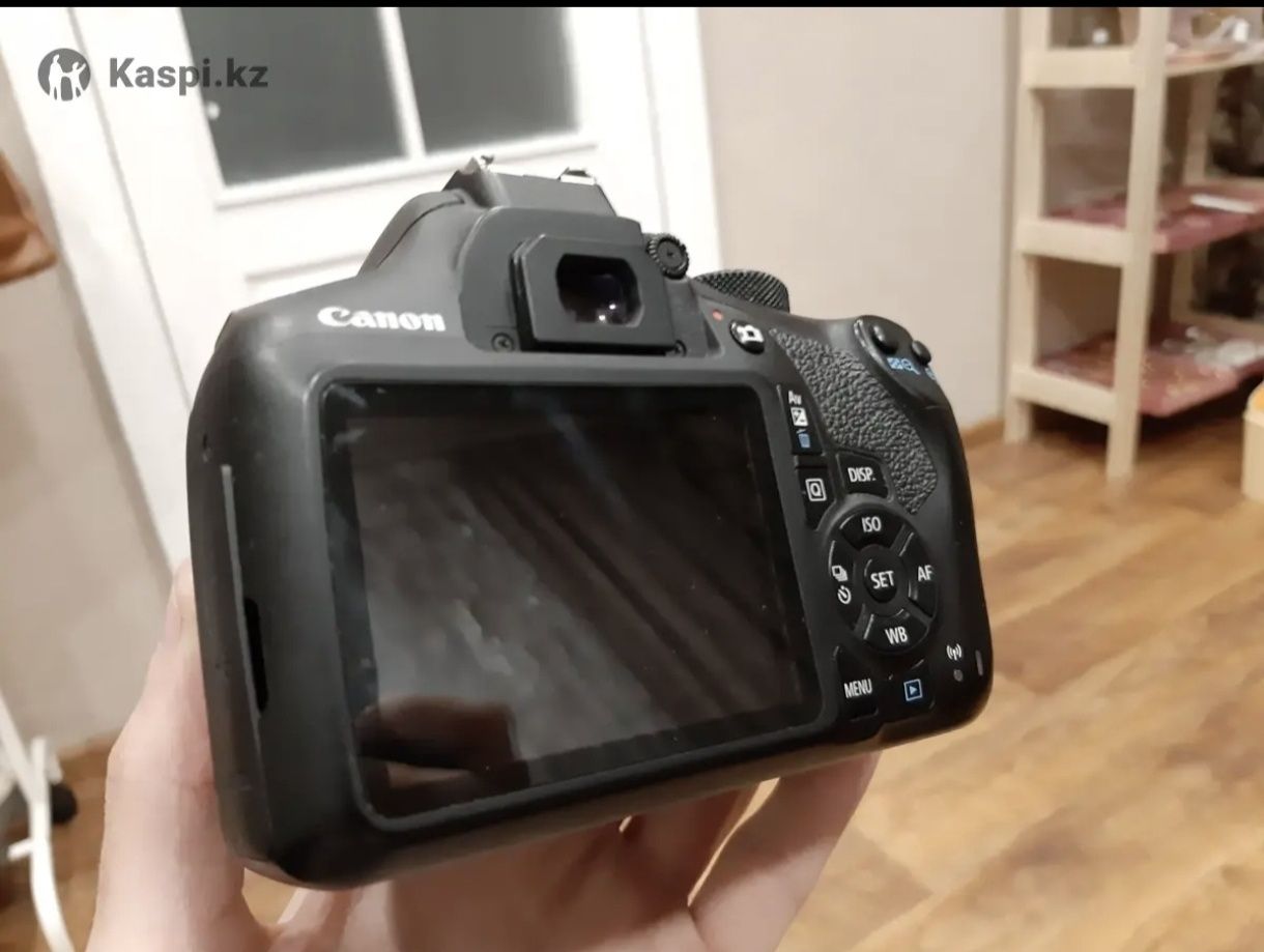 Canon Eos 1300D.