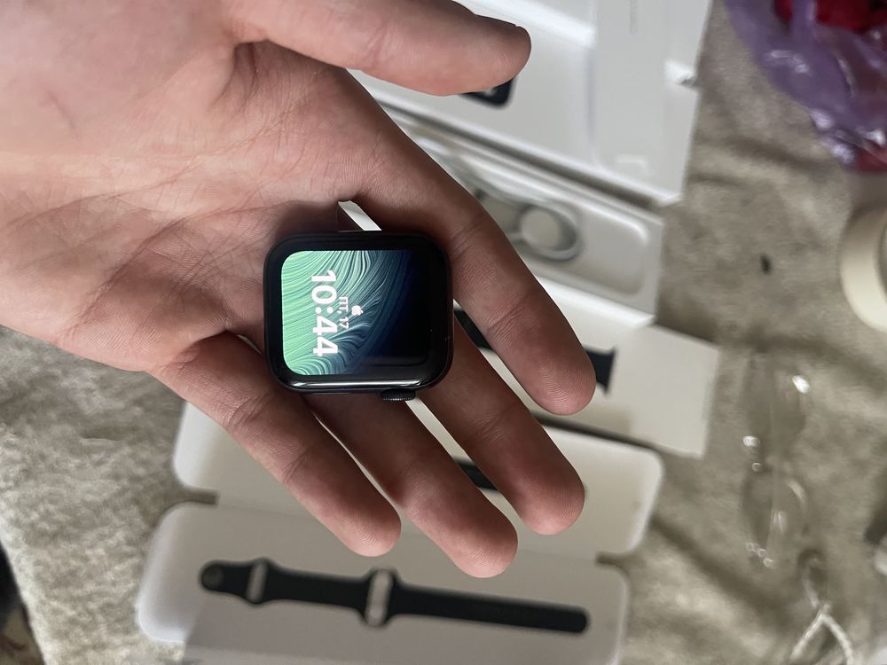 Продам Apple Watch SE 40mm в отличном состоянии