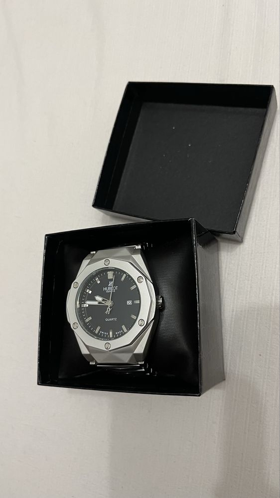 Подам часы HUBLOT geneve