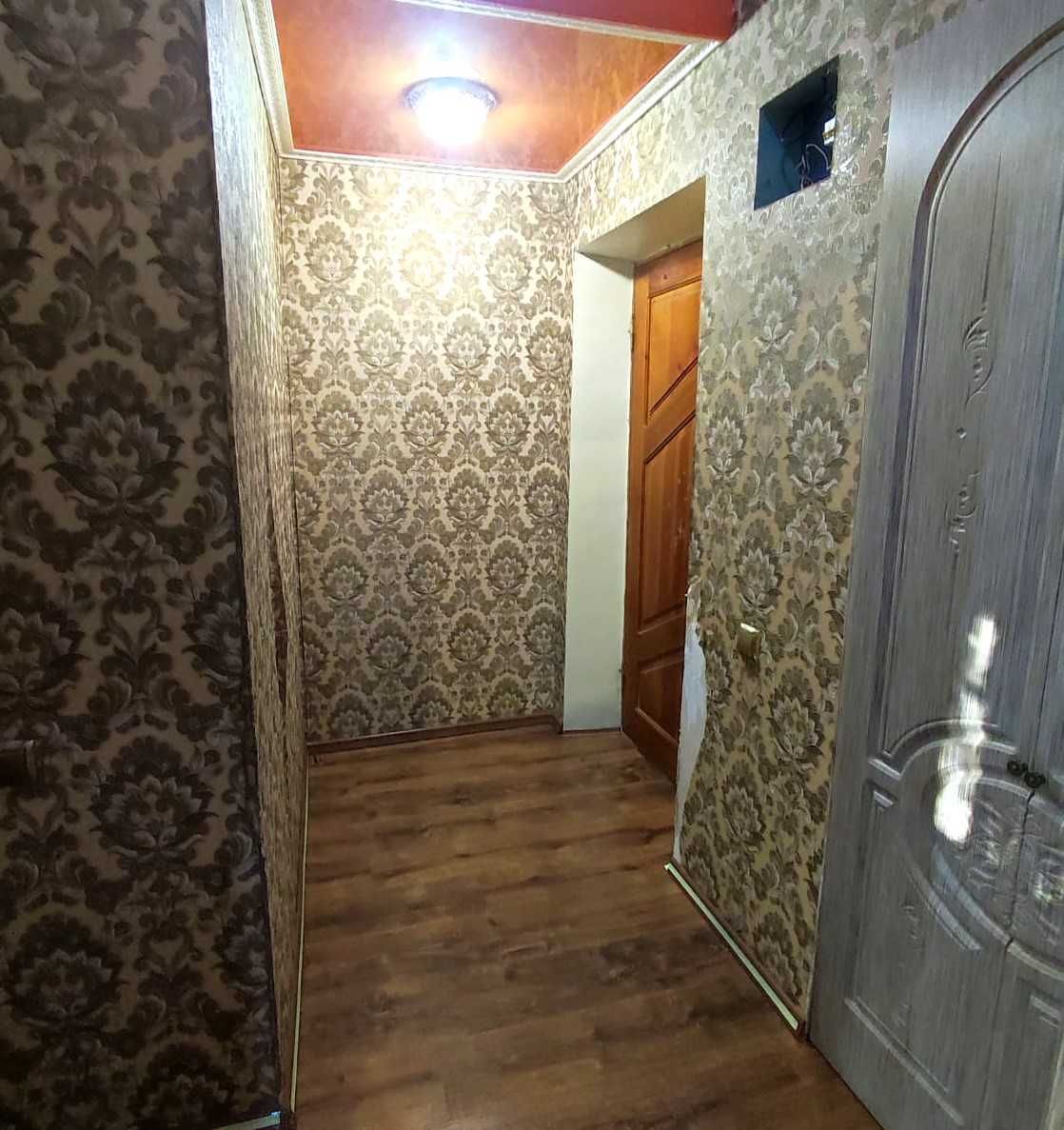 Продаю 2х комнатную квартиру на 1м этаже в центре в кирпичном доме.