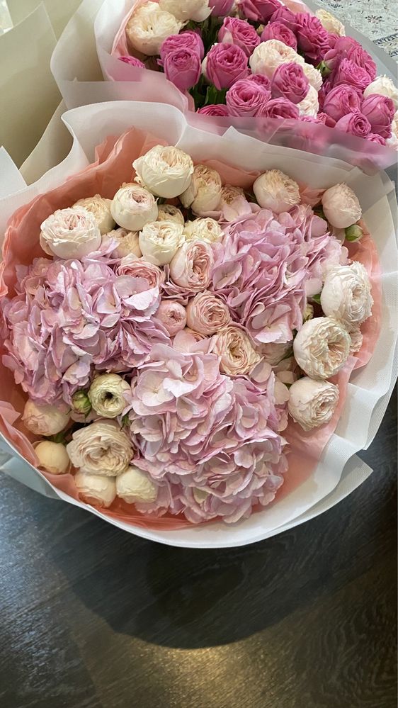 Букет кустовых роз и гортензий