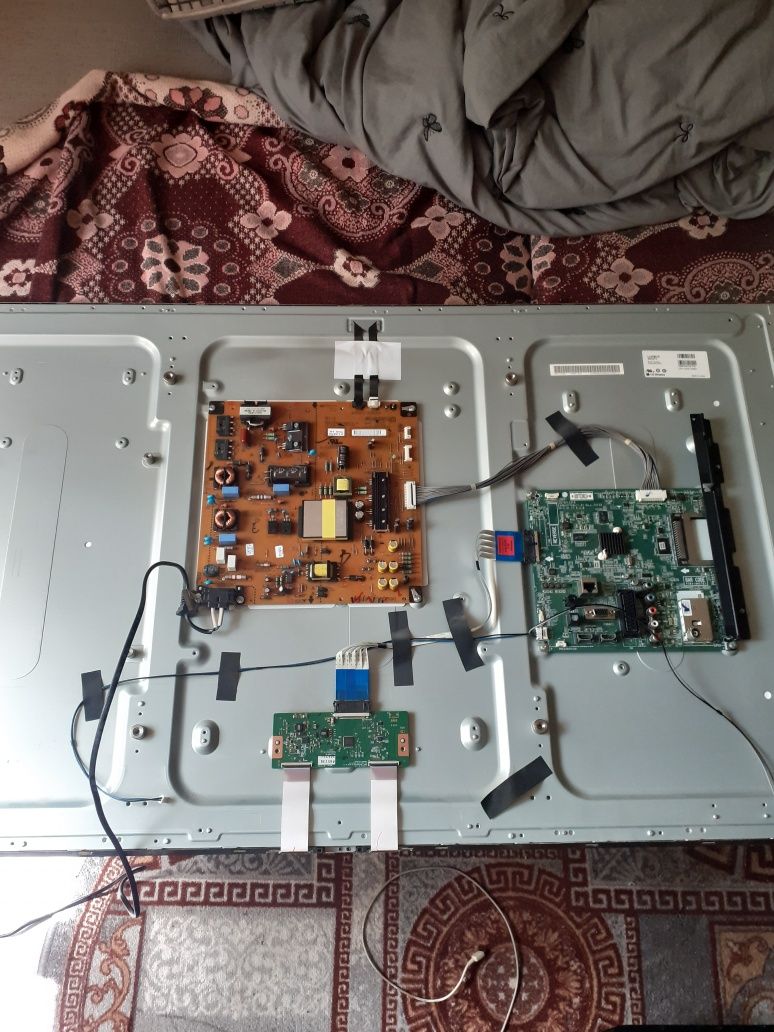Продам телевизор на запчасти LG 47LM580T