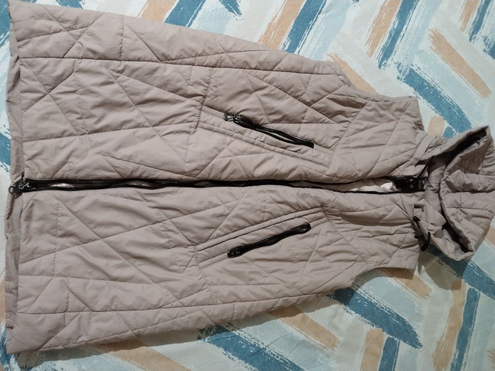 Жилетки две продам
