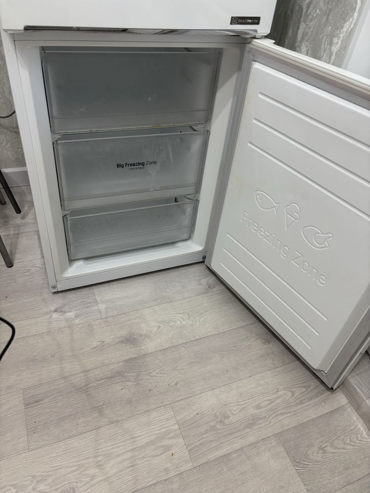 Холодильник LG белый