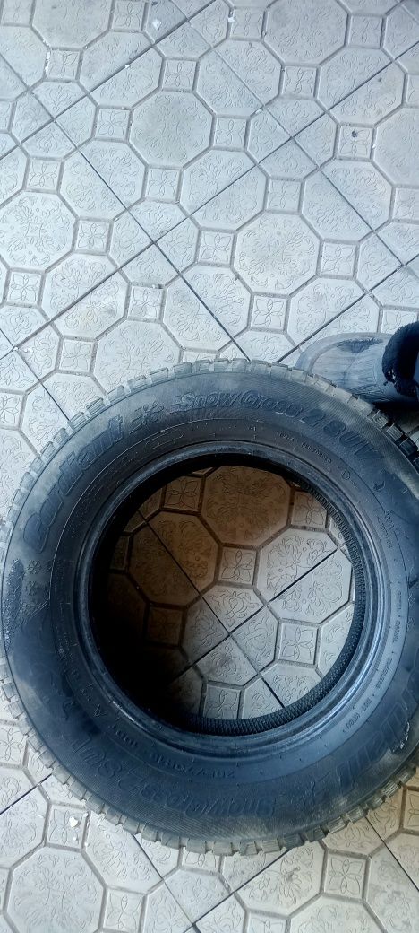 Продаю Зимнею Шипованую резину 4 штуки Бу