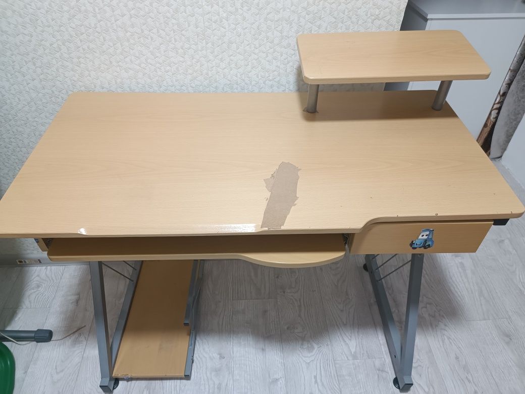 Продам компьютерный стол