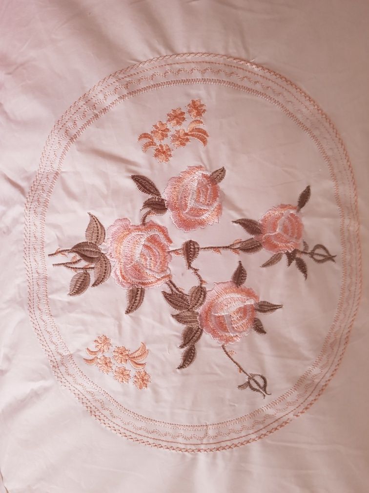 Красивые,вышитые,новые подушки 50×70.