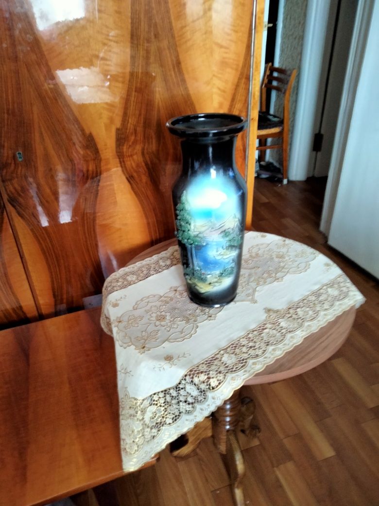 Ваза  с барельефным  рисунком.