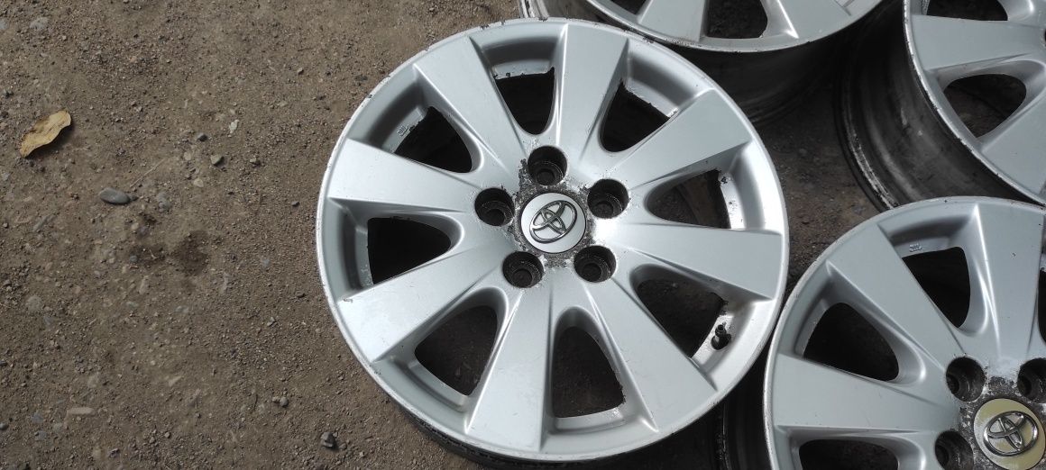 Комплект оригинальных дисков R16. Toyota Camry.