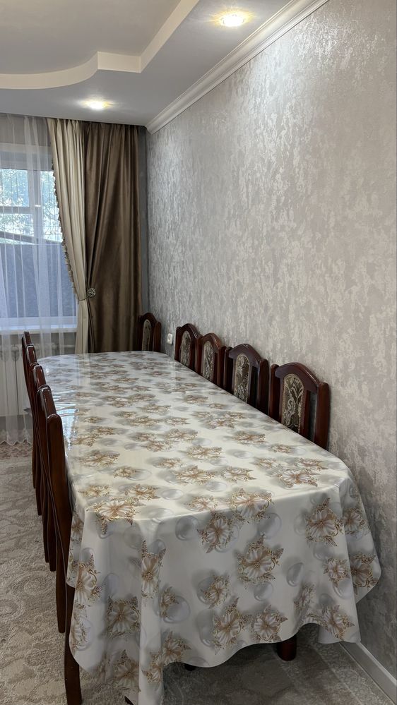 Продаю стол со стульями