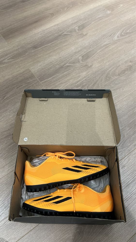 Оргинальные НОВЫЕ Футбольные бутсы (сороконожки) ADIDAS
