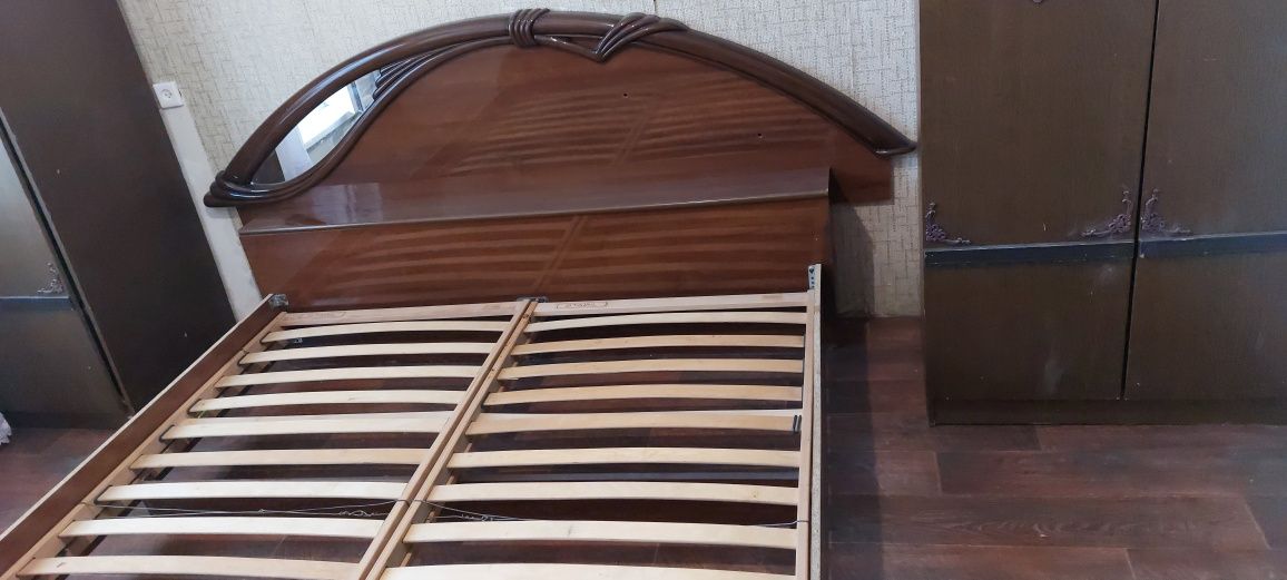 Продам импортную двуспальную кровать без матраца + ТРЮМО