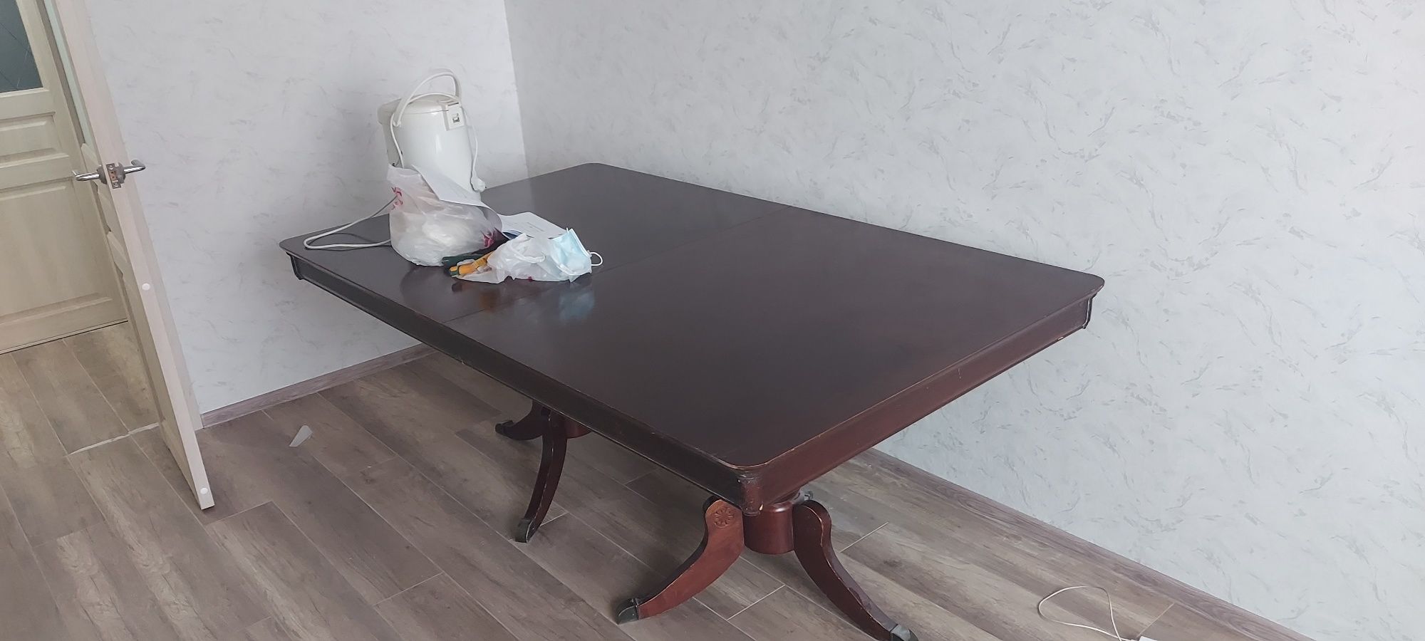 Продам деревянный стол и 6 стульев