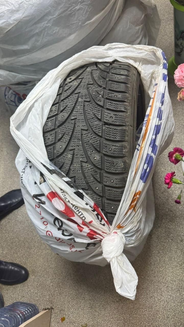 Продам зимние шины 235/45/18