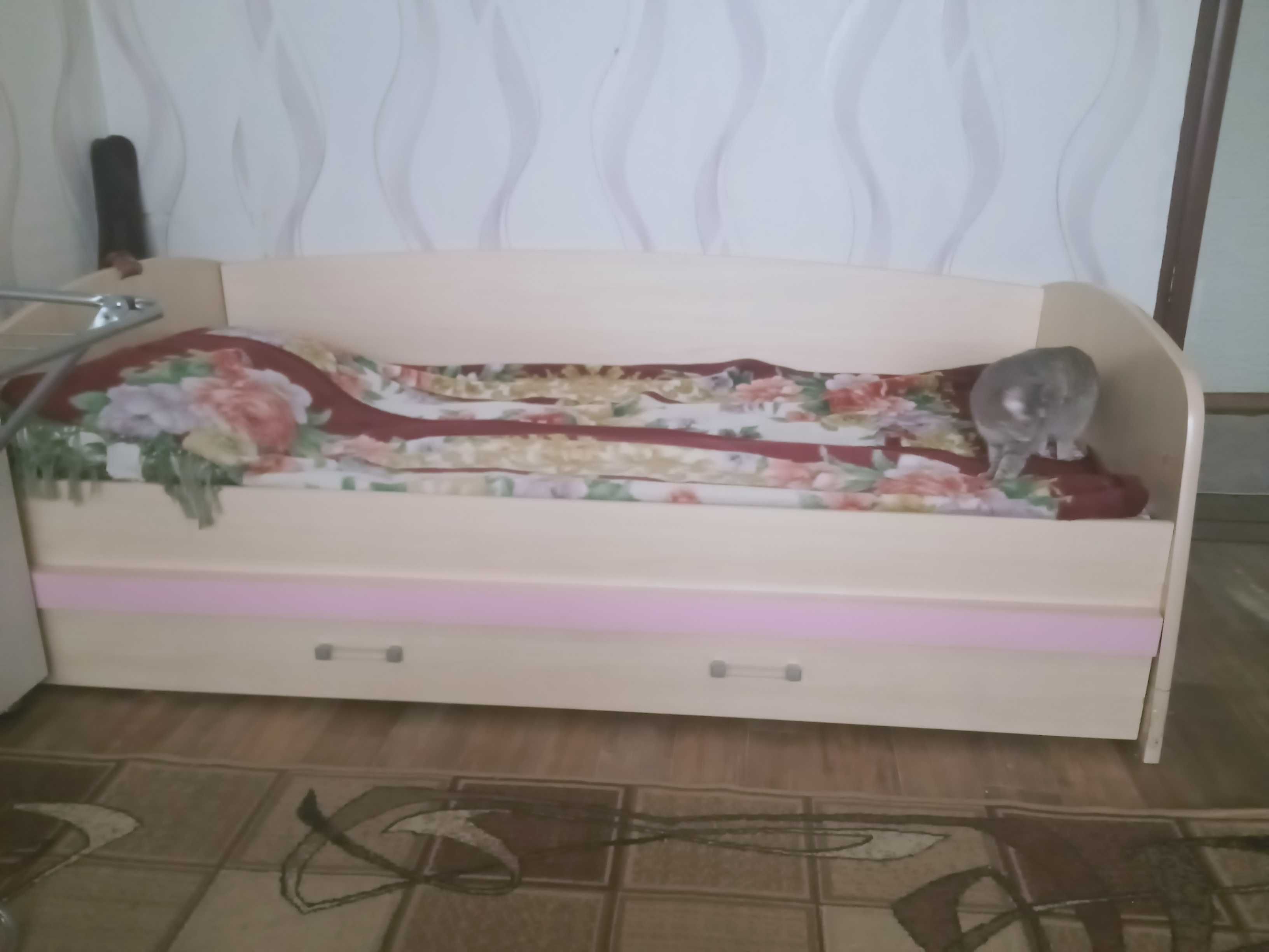 Кровать,диван б/у..нормальное..