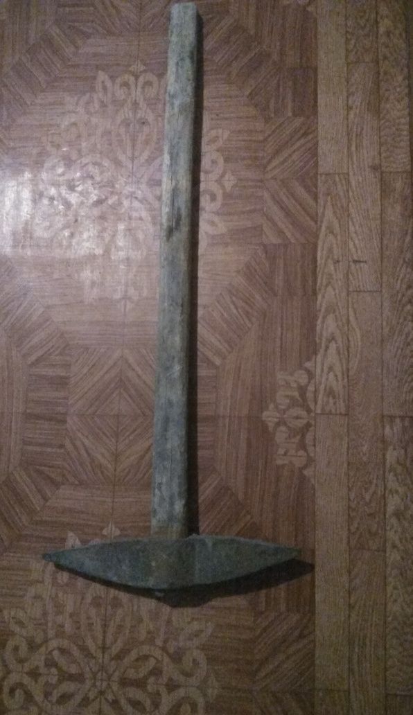 Ножовки,лопата,кирка,тяпка.