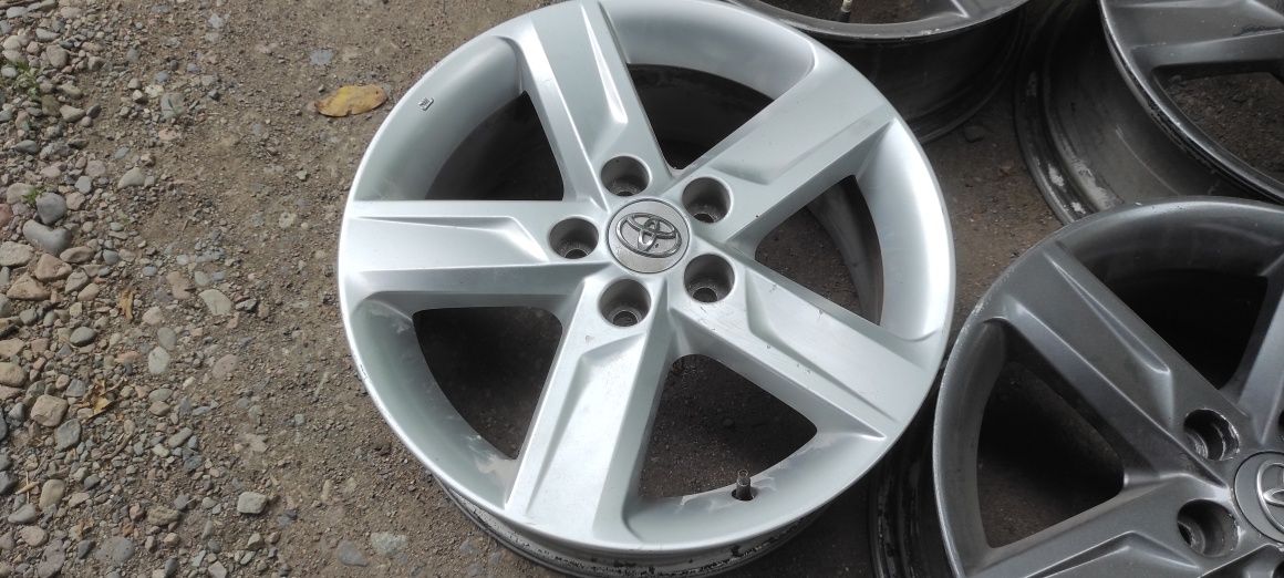 Комплект оригинальных дисков R17. Toyota Camry